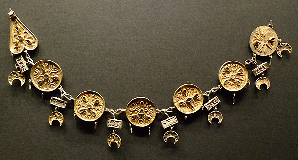 تفسير القلادة الفضية في المنام