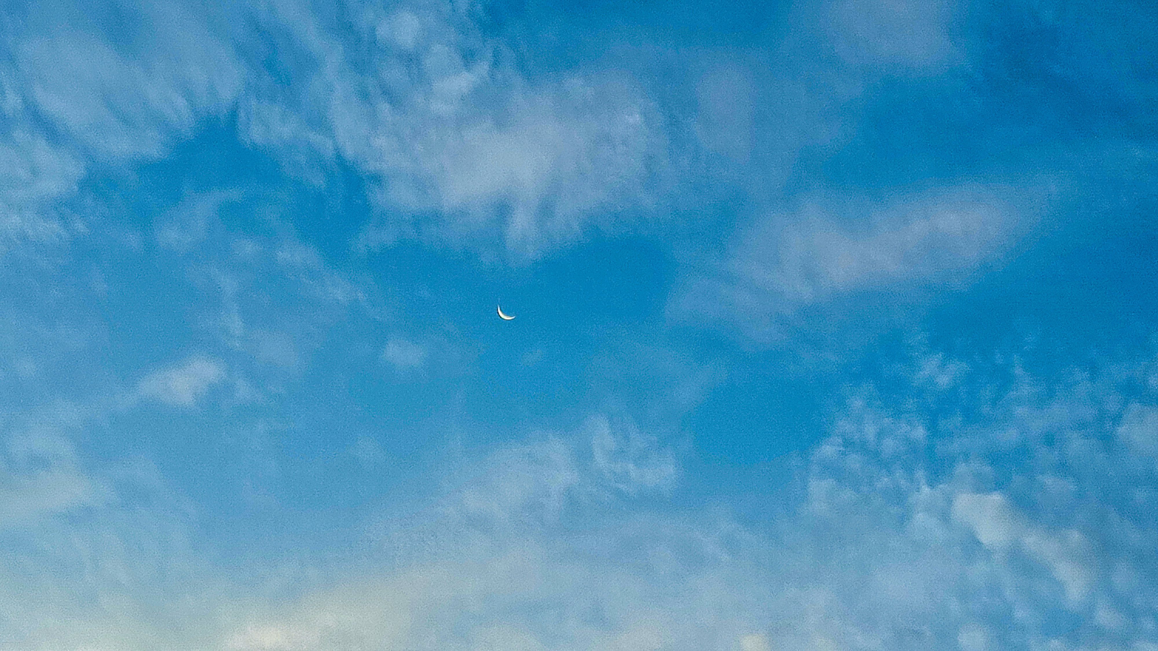 صورة هلال القمر في السماء